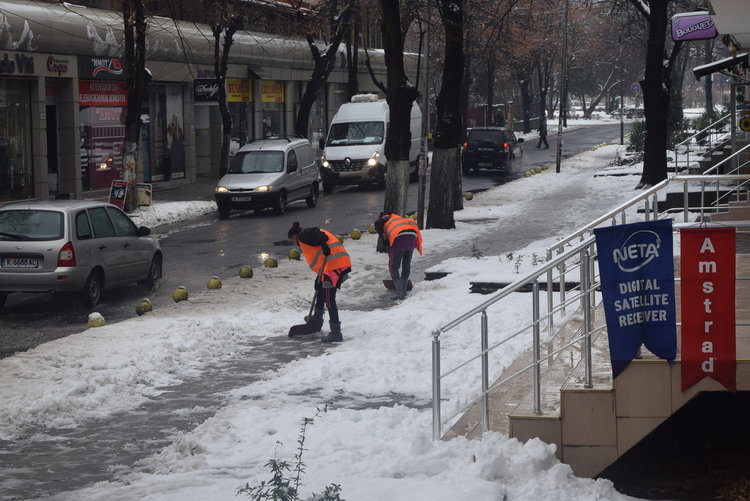 Сняг отново,валежите продължават и днес