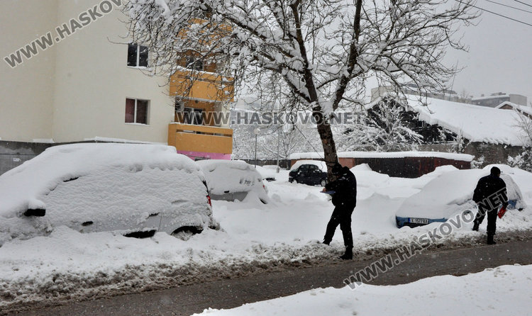 Засипват с глоби паркираните коли по булевардите в Хасково