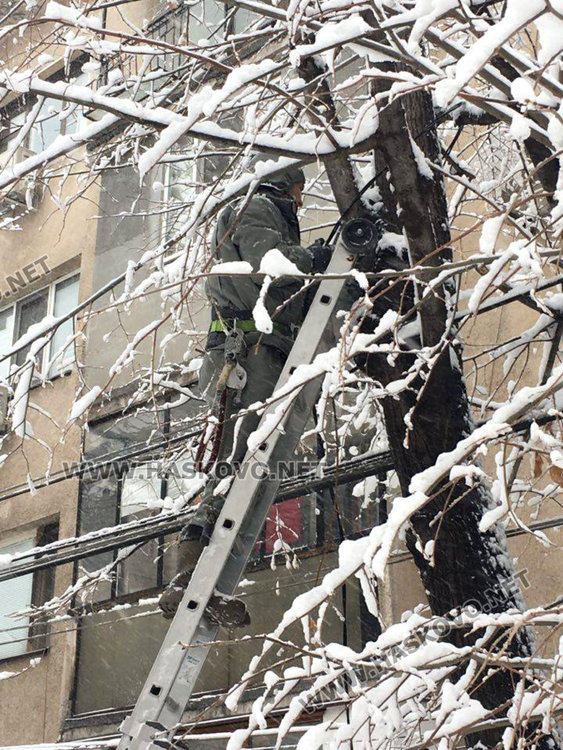 Тежкият лепкав сняг къса жици и чупи бетонни стълбове в Хасково