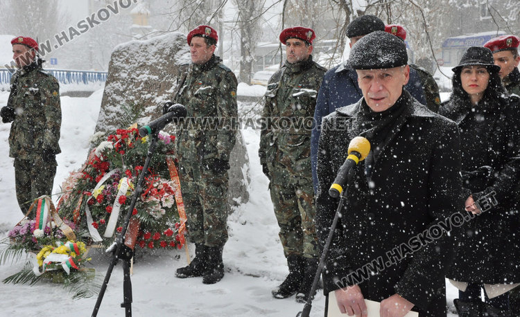 Вдигат пилон с националното знаме край морената за 140-тата годишнина от Освобождението 