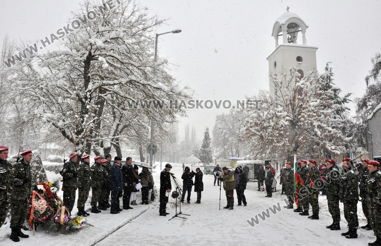 Вдигат пилон с националното знаме край морената за 140-тата годишнина от Освобождението 