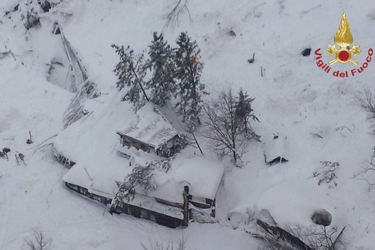 Затрупаният от лавина италиански хотел се е преместил с 10 м (видео)