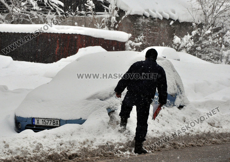 Засипват с глоби паркираните коли по булевардите в Хасково