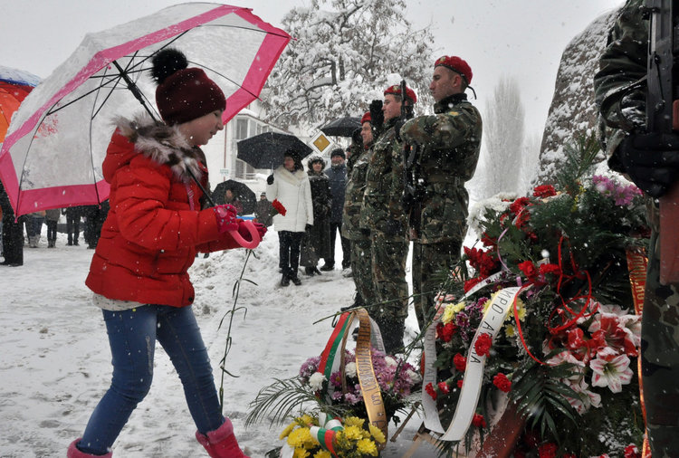 Вдигат пилон с националното знаме край морената за 140-тата годишнина от Освобождението 