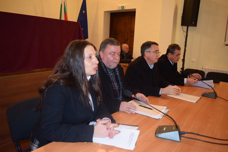 Бурен дебат на общественото обсъждане на бюджета,говориха гражданите,политиците мълчаха