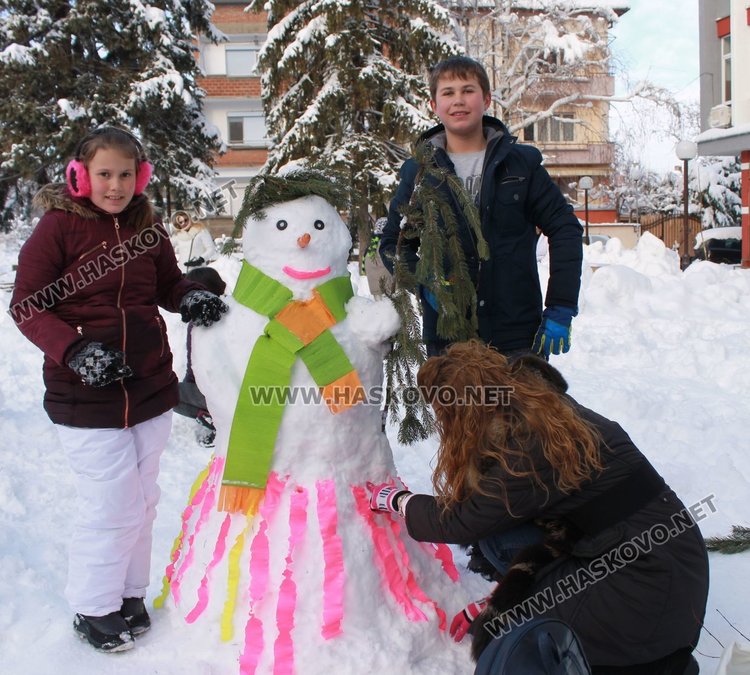 Над 20 деца и родители откликнаха на инициативата на Детски и младежки център да направят перфектния снежен човек