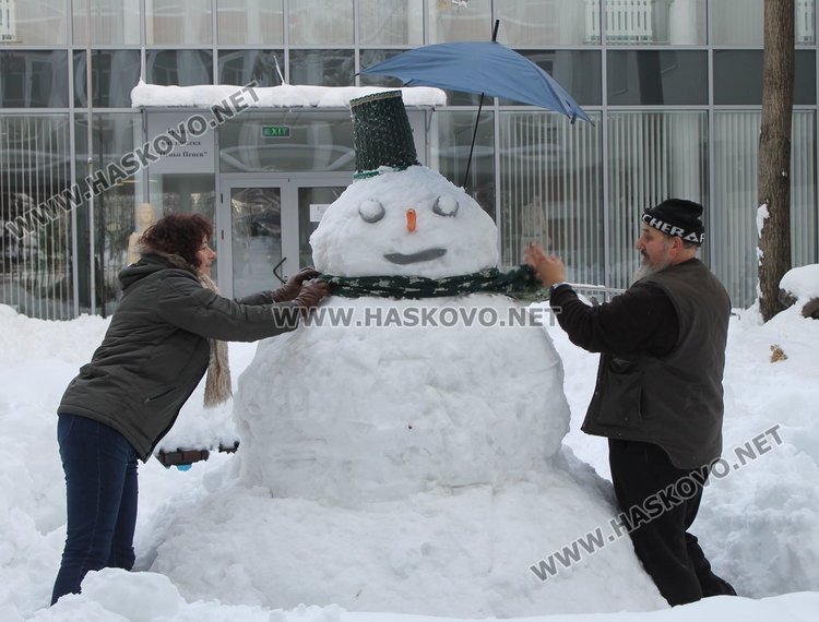 Деца правиха снежни човеци пред димитровградската библиотека