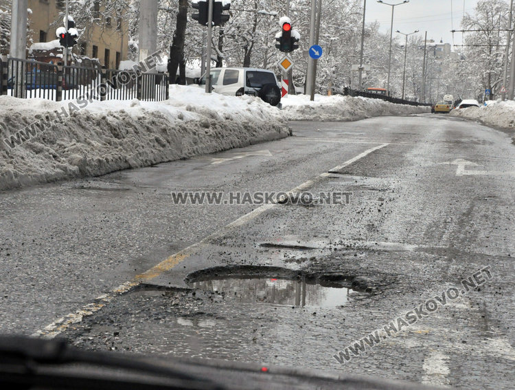 Огромни дупки-убийци на гуми зейнаха след леда по улиците в Хасково