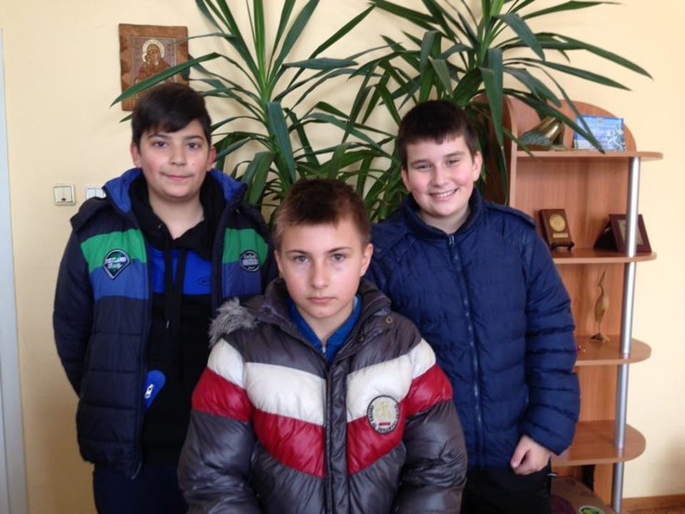 Симеон, Радослав и Мартин от 6 в клас, които са намерили портмонето и телефона на третокласника