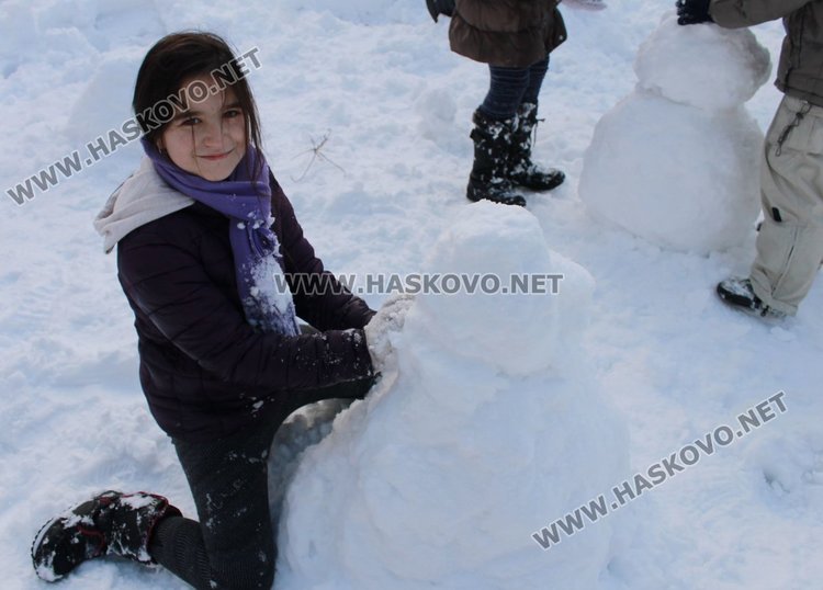 Деца правиха снежни човеци пред димитровградската библиотека