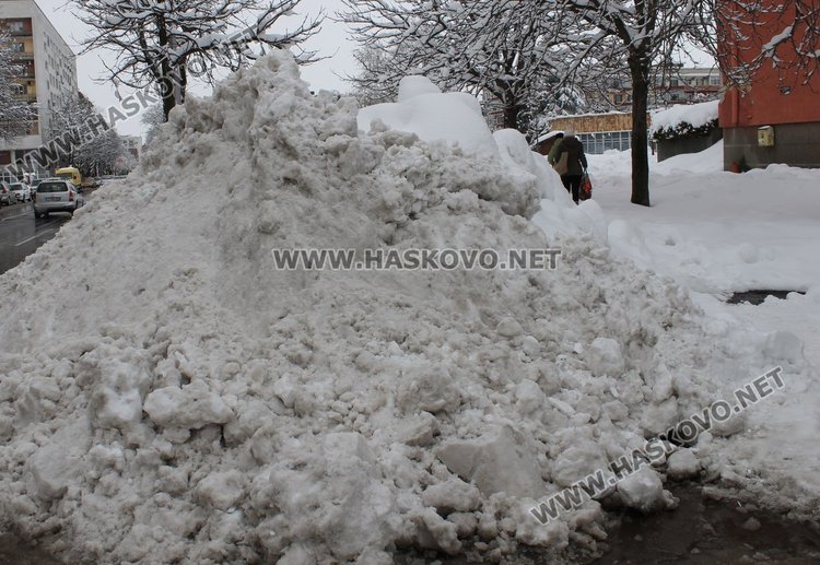 Купчините сняг в Димитровград високи близо метър, извозват ги
