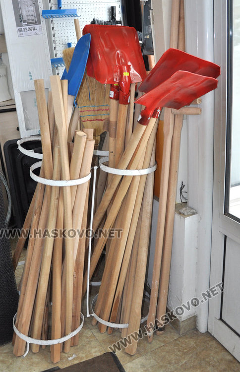 Железариите продават по 100 лопати на ден заради преспите