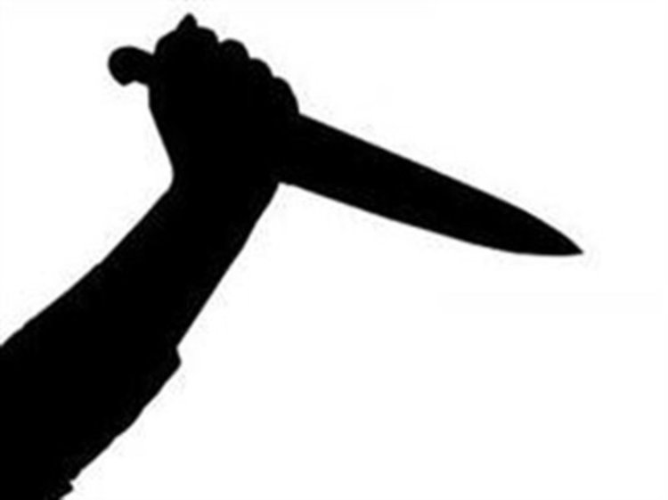 Въоръжен с нож мъж, ограби възрастна жена