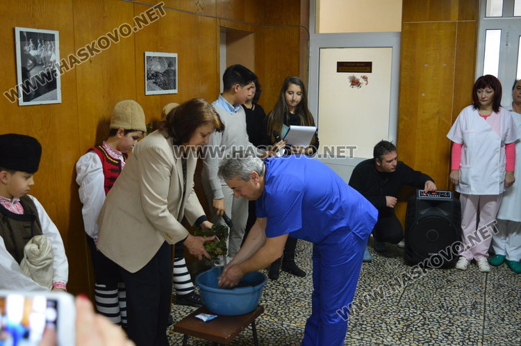 за празника на родилната помощ традиционно най-възрастната акушерка полива вода на лекаря даряващ живот 