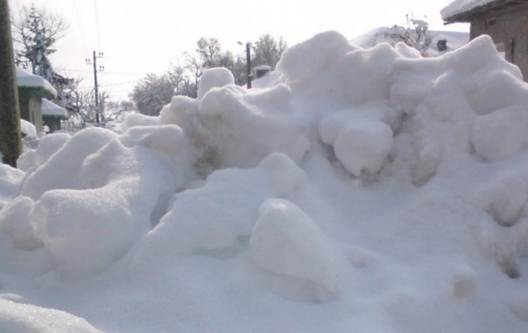 Валежите спряха, остава забраната за движение на товарни коли 