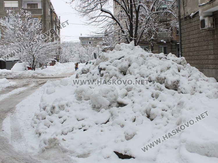 Купчините сняг в Димитровград високи близо метър, извозват ги
