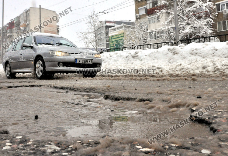 Огромни дупки-убийци на гуми зейнаха след леда по улиците в Хасково