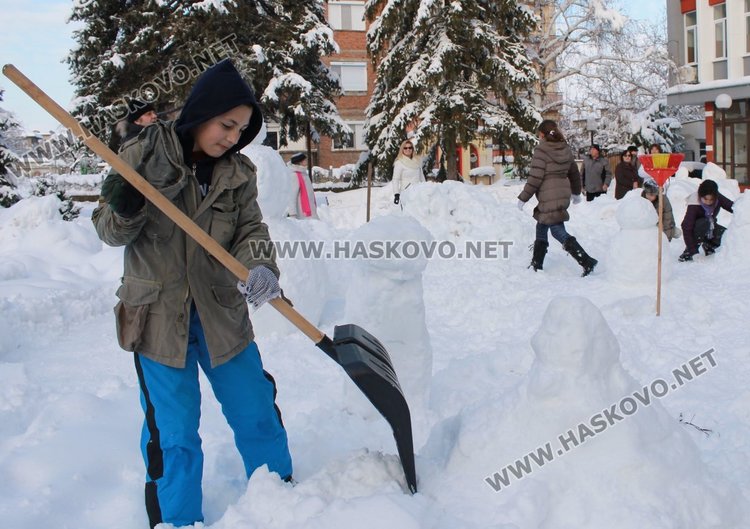 Деца правиха снежни човеци пред димитровградската библиотека