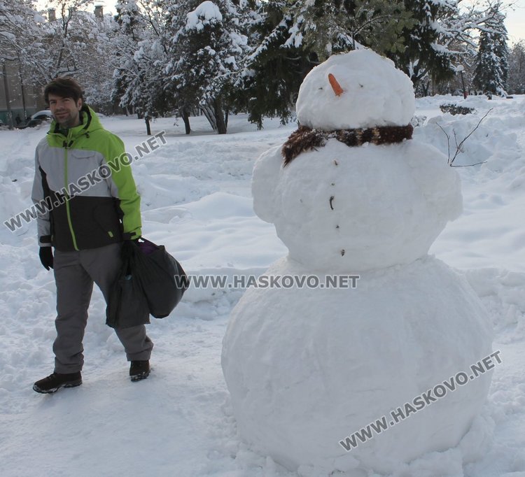 Деца правиха снежни човеци пред димитровградската библиотека