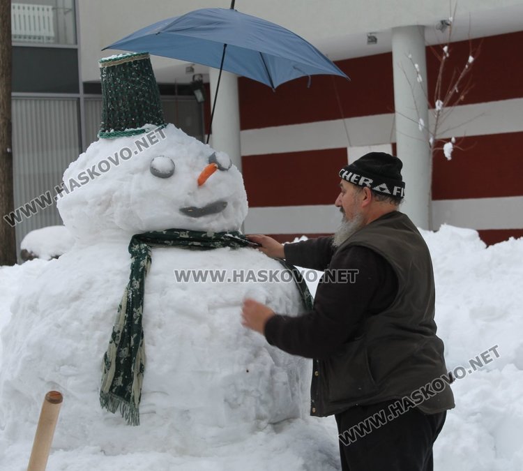 Деца правиха снежни човеци пред димитровградската библиотека