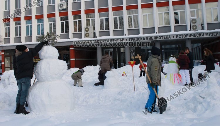 Деца правиха снежни човеци пред димитровградската библиотека