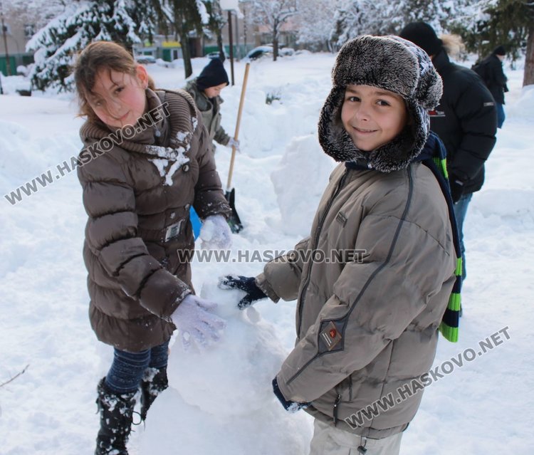Деца правиха снежни човеци пред димитровградската библиотека