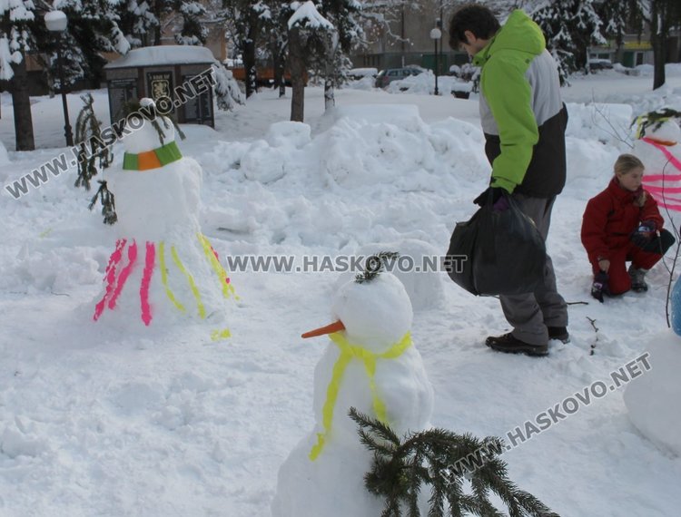 Деца правиха снежни човеци пред димитровградската библиотека