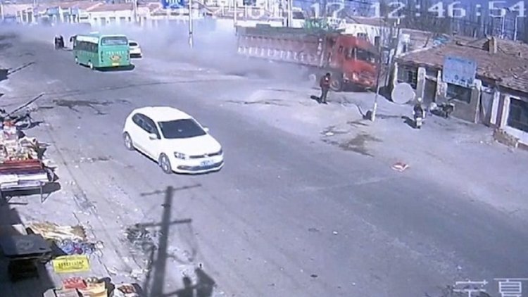 Камион помете къщи в Китай и уби петима