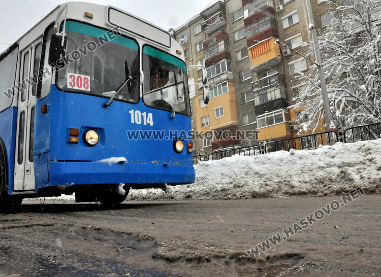 Огромни дупки-убийци на гуми зейнаха след леда по улиците в Хасково