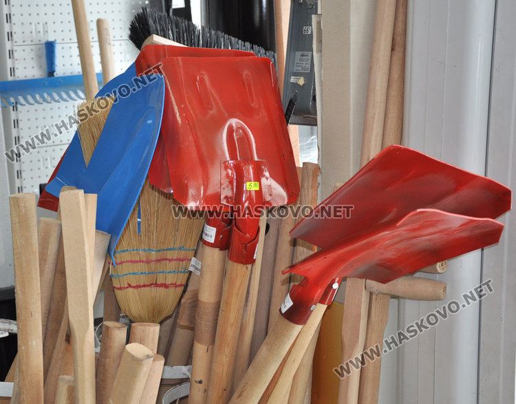 Железариите продават по 100 лопати на ден заради преспите