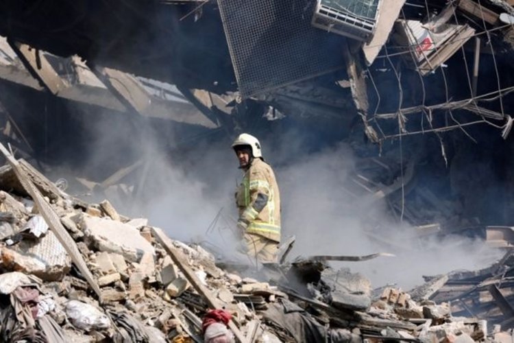 Издирват оцелели в рухналата сграда в Техеран