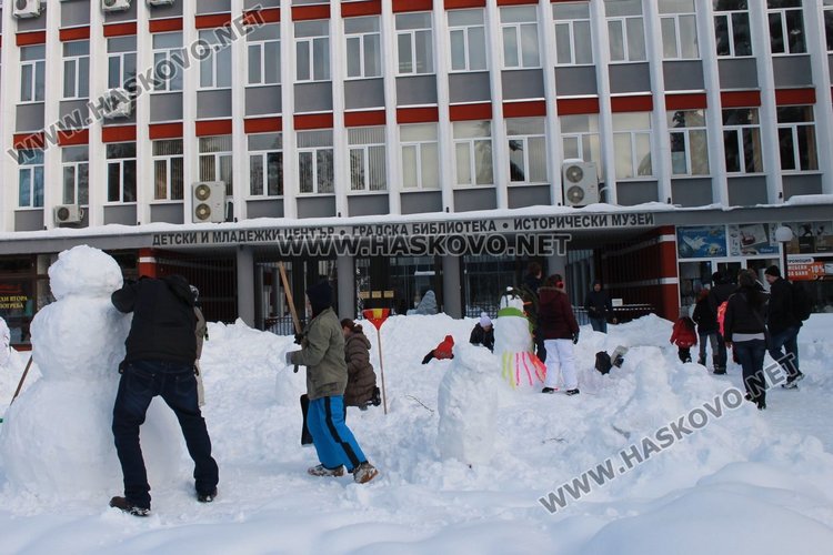 Деца правиха снежни човеци пред димитровградската библиотека