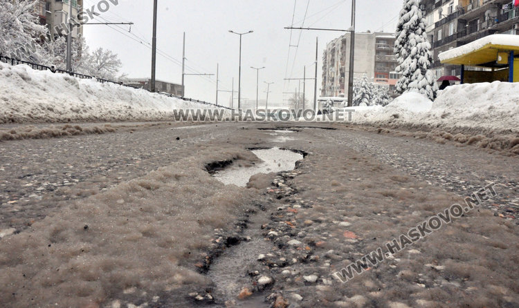 Огромни дупки-убийци на гуми зейнаха след леда по улиците в Хасково