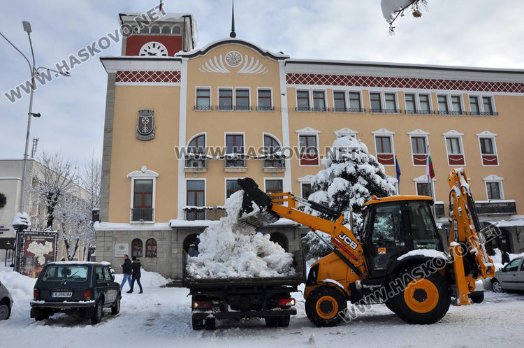 Глобяват и за непочистените висулки, общината  извозва снега