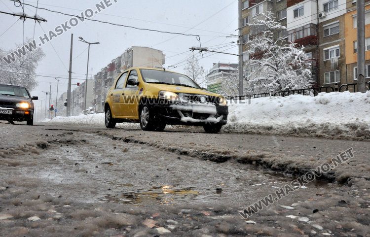 Огромни дупки-убийци на гуми зейнаха след леда по улиците в Хасково