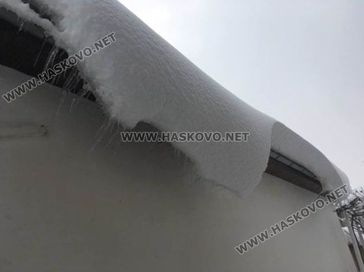 Глобяват и за непочистените висулки, общината  извозва снега