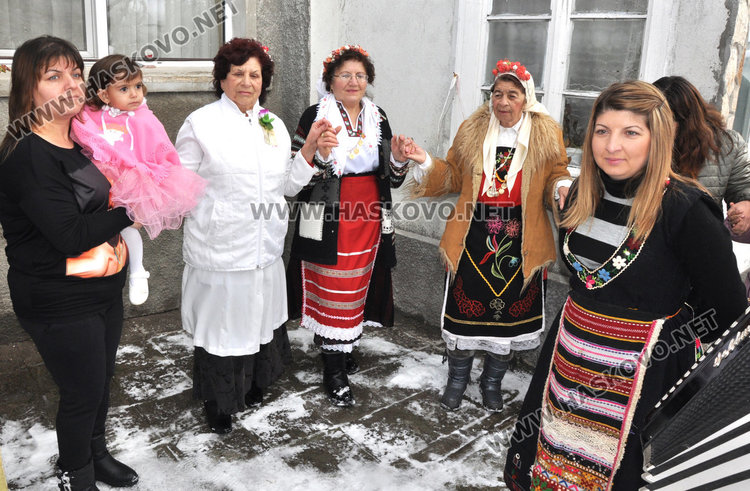 Пъргавите узунджовски баби пощуряха на празника си