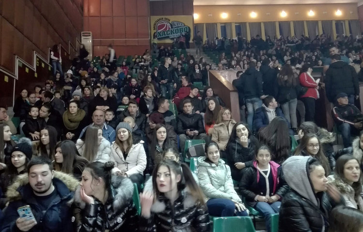 Концертът в помощ на Ники препълни зала „Дружба“ в събота вечер