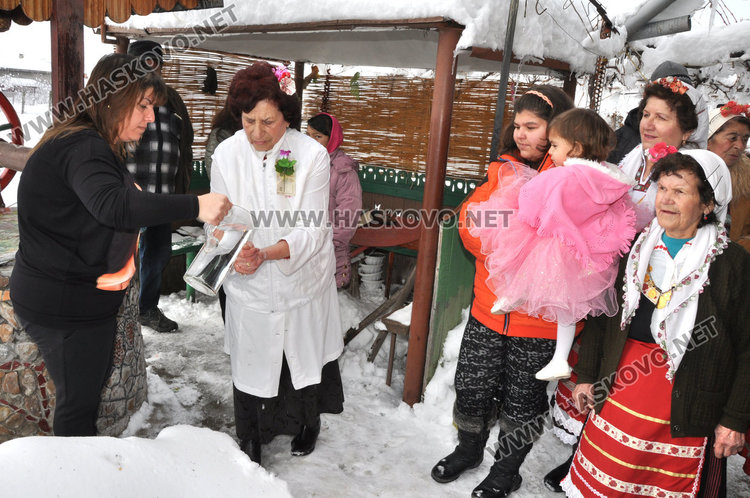 Пъргавите узунджовски баби пощуряха на празника си