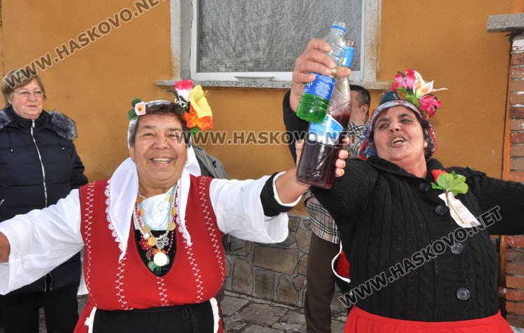 Пъргавите узунджовски баби пощуряха на празника си