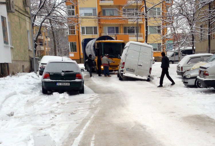    Сметовоз освободи бус от снежна клопка в Кърджали,шофьорска солидарност