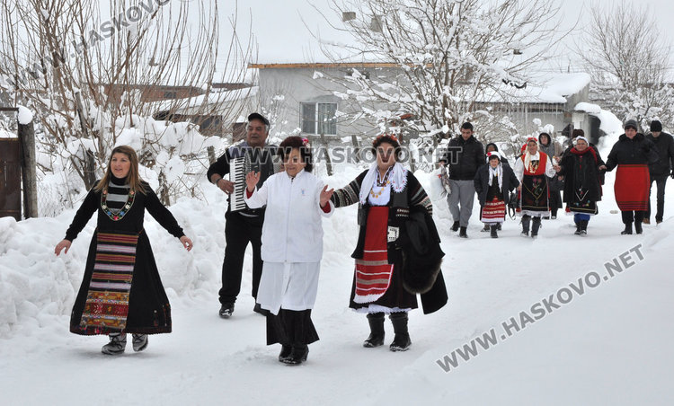 Пъргавите узунджовски баби пощуряха на празника си