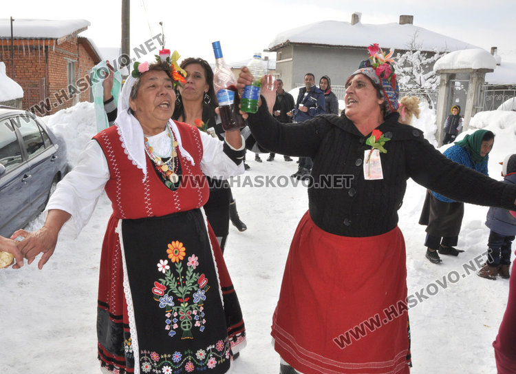 Пъргавите узунджовски баби пощуряха на празника си