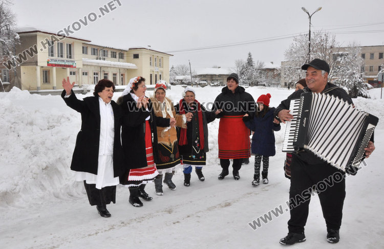 Пъргавите узунджовски баби пощуряха на празника си