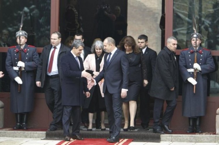 Екипът на Радев проследи "смяната на караула" на "Дондуков" 2