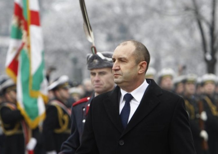 Плевнелиев сдаде, Радев прие властта