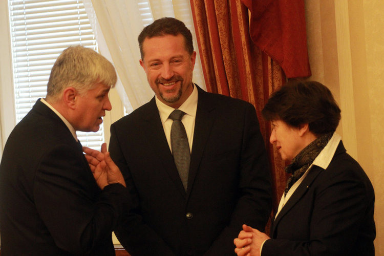 Екипът на Радев проследи "смяната на караула" на "Дондуков" 2