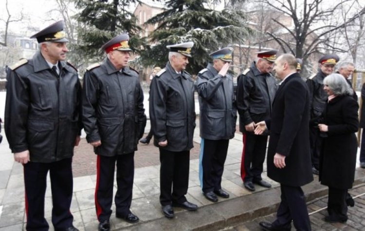 Плевнелиев сдаде, Радев прие властта
