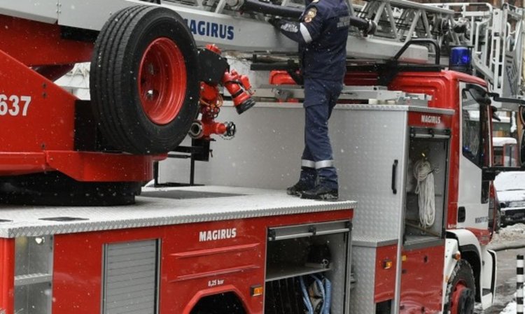 Мъж изгоря в подпалил се фургон в Дебелец