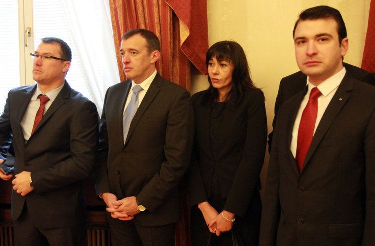 Екипът на Радев проследи "смяната на караула" на "Дондуков" 2